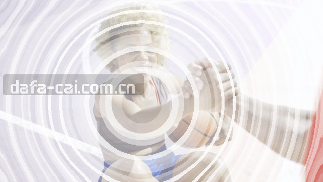 老人颤巍巍递来一张联系卡片，指尖轻点流程指引。